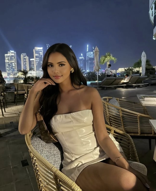 sisliesortcemre-1 Şişli Escort Cemre Görüşmelerimde Partnerimi Şımartıyorum